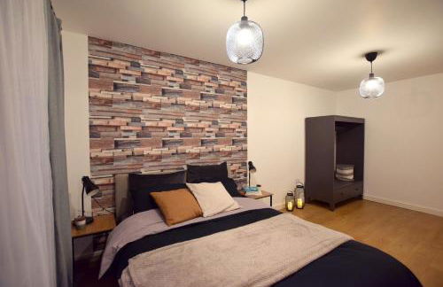 Modern 2 bed Apartment- Town Centre - Photo 9