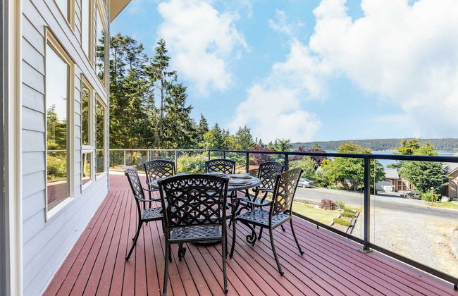 Harborview Getaway by Avantstay Walk to Beach - Photo 3