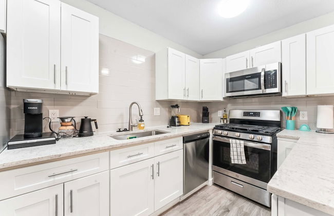 Chic West Downtown Studio w Washer Dryer - Foto 26