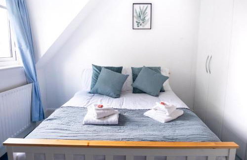 BOHO BEACH HOUSE- SLEEPS 8- 2 MIN DRIVE FROM BOSCOMBE PIER- SUPERFAST WiFi- FLAT SCREEN SMART TV- FREE ON STREET PARKING! - Photo 27