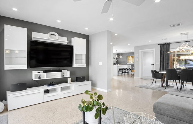 Beach Bliss 10 Mins to Waves 3BR Oasis With Pool - Foto 42