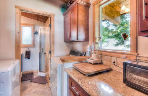 Chamberland Getaway Lake Views with Deck - Foto 33