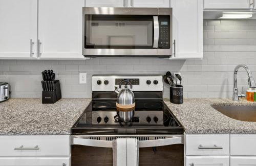 Stylish 1BR Apt| King Bed| Pool | Close to Beach - Foto 18