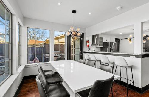 Stunning Carrollton Castle with 4 Bedrooms + Pool + Media Room - Foto 14