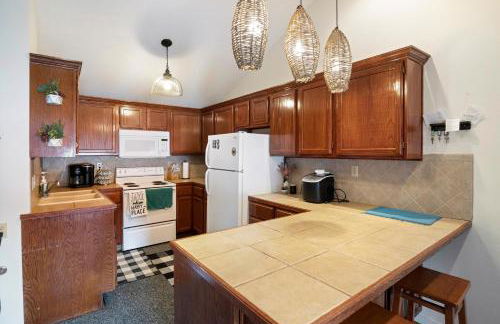 Pet-Friendly Lakefront Home in a Quiet Cove w/ Netflix, Outdoor Seating, Boat Slip - Foto 14