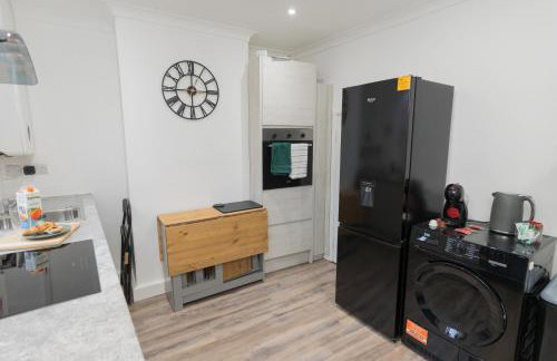 Perfect for Contractors & Families - Free Parking - Foto 24