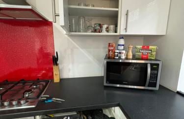 2BR Bungalow with Parking - Sunbeam Haven - Foto 16