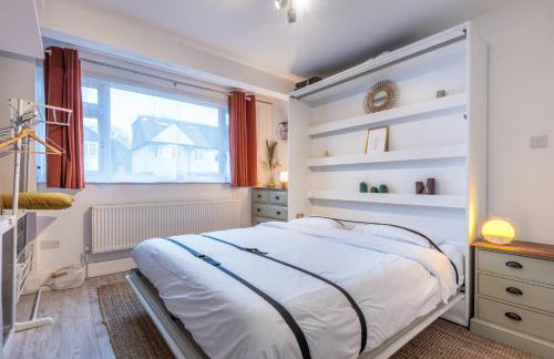 Bright & Stylish 4-Bed Home in the Heart of Morden - Photo 37