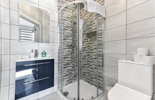 Lovely Two Bedroom with Ensuite Bathrooms - Photo 20