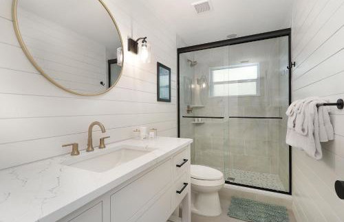 Waterfront Luxury Home With Pool And Boat Dock 3 Bedroom Home by RedAwning - Foto 57