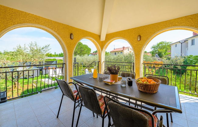 Spacious Apartment With Garden - Photo 13