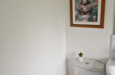 Stylish 4BR House, Sleeps 7, High-Speed Wi-Fi, Long Stay Friendly - Foto 34