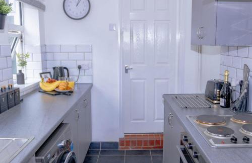 Templar House - Sleeps 6, Special Weekly Monthly Stay Rates, Central Location with FREE Parking, FREE WiFi, Perfect for ALTON TOWERS & M6 - Foto 8