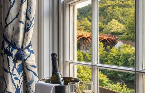 Ironbridge View Townhouse - WINNER 2026 UK MOST PICTURESQUE SELF-CATERING HOLIDAY HOME & 2026 SELF-CATERING ACCOMMODATION OF THE YEAR - Foto 1