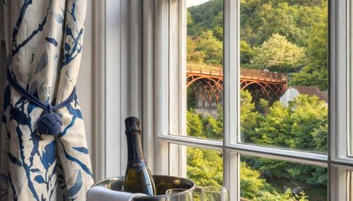 Ironbridge View Townhouse - WINNER 2026 UK MOST PICTURESQUE SELF-CATERING HOLIDAY HOME & 2026 SELF-CATERING ACCOMMODATION OF THE YEAR - Foto 1