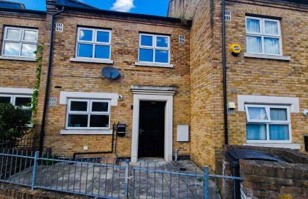 Cozylease 3 Bedroom Canary Wharf Family,Workcation, Fast WiFi, Workspace,1 stop to City - Photo 56