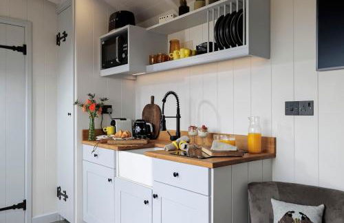 Luxury Shepherd hut with hot tub - Photo 2