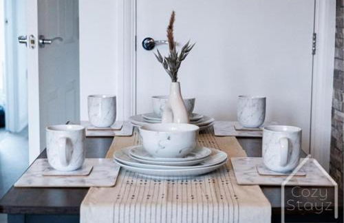 Beautiful 5 Bedroom Home in the City Centre with gated parking - Foto 17