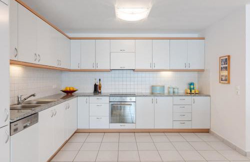 Beachfront Modern Apartment - Photo 8