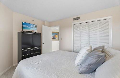 Ocean Front 2-bed, 2-bath 6th-floor comfy and inviting condo unit on Hutchinson Island - Photo 10