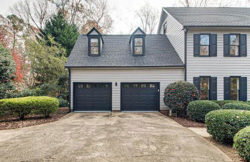 4,100-Sq-Ft Gem with Pool Table and Yard in Raleigh - Foto 35