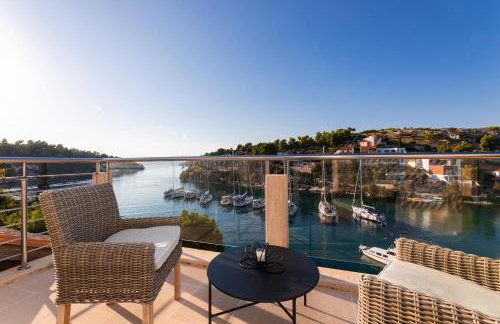 VILLA PHILIPPA - luxurious five-room villa - idyllic location - first row to the sea - spectacular view of the sea bay - unforgettable sunsets - 15 minutes from Supetar ferry port - free parking - private heated pool - Foto 34