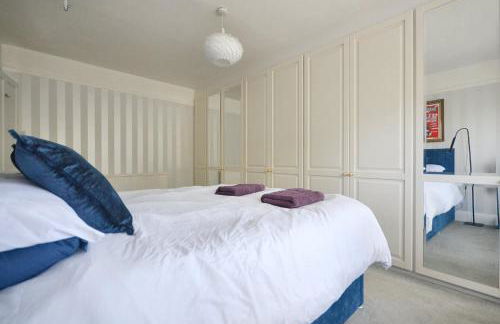 Spacious Cotswolds House Garden with Hot Tub - Foto 17