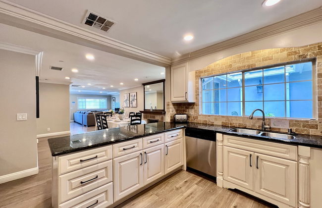 Stunning 8 bedroom 6 bathroom Pool Home - Foto 1