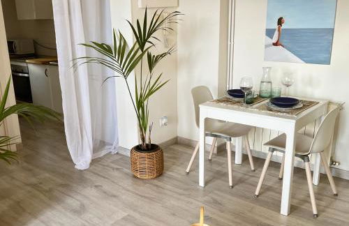 Beachfront, Sea views, Terrace and Parking! - Foto 4