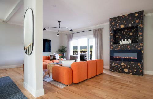 Lakeview Villa with Private Hot Tub, Firepit & Spacious Decks with Breathtaking Cliff Views - Foto 3