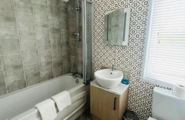 Hedgerow Lodge with Hot Tub - Foto 14