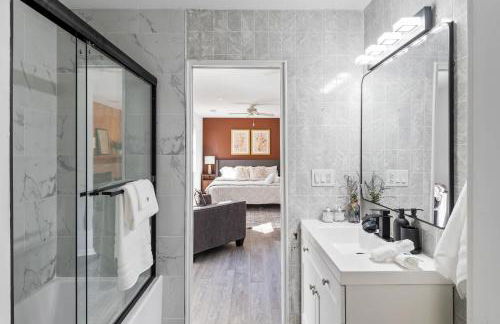 New Renovated 5BD Home with Hot Tub Sauna & Game Rm - Foto 54