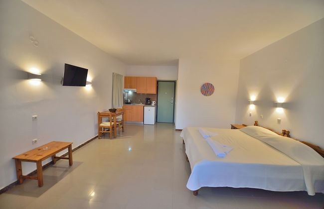 Reina Apartments - Photo 12