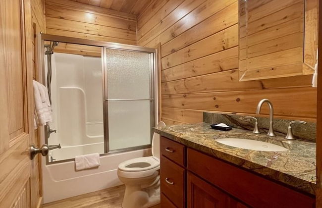 A true log cabin with 360 degree mountain views - Pet and Motorcycle friendly! 5 Bedroom Cabin by RedAwning - Foto 17