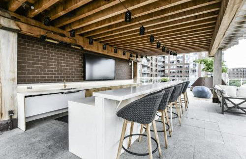 Urban 2BR Oasis with Scenic Rooftop and Gym - Foto 38