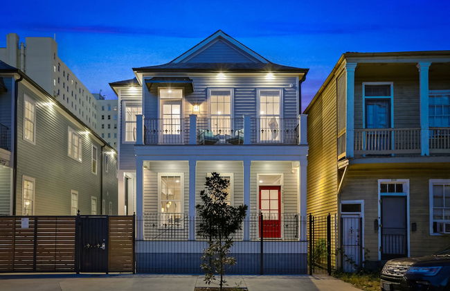 Chic 4 BR Condo - Large Pool - Perfect Location - Photo 1