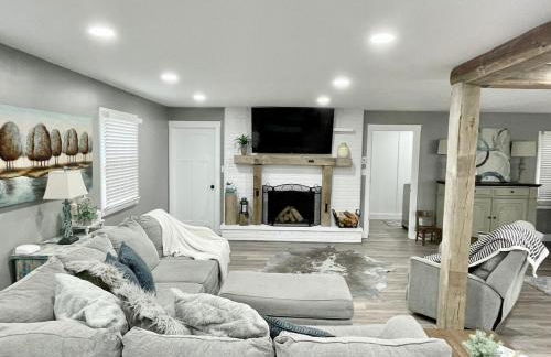 Rustic Chic in Charming Center Grove w Fenced Yard - Foto 7