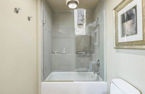 Stylish Gated TH + private heated pool + hot tub - Foto 33