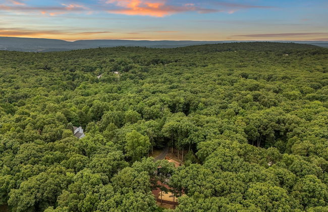 The Evergreen Escape by Avantstay Modern Cabin w Volleyball Court Hot Tub - Foto 56