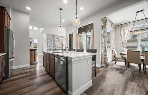 Rooftop Sunset Escape BBQ & Billiards Sleeps 8 - Foto 30