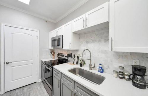 LUX Resort Inspired 2BR Near Houston Pool Gym - Foto 23