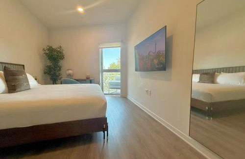 Designer Silver Lake Stylish One Bedroom with Parking - Photo 9