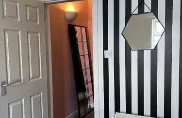 The Hive 2-Bed Apartment with Kitchen and Private Bathroom in Lively Monton Village - Sleeps 4 - Free WiFi - Parking Nearby - Foto 21