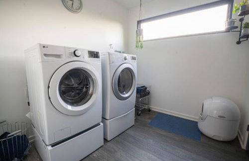 3 bed 3 bath Modern Luxury Home with Hot Tub and Rooftop Patio - Foto 19