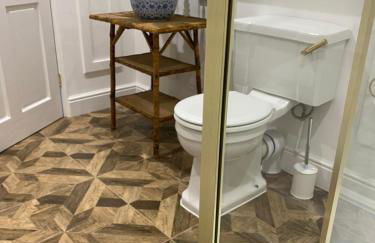 The Pelican Room-converted Cart Lodge near airport - Photo 16