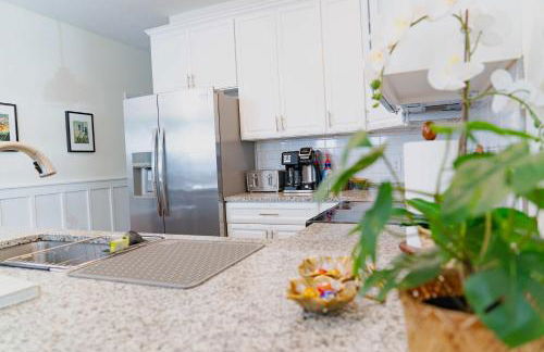 The Botanical Suite Newly Built Upscale Central - Photo 37