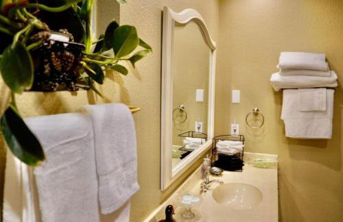 Massive lakefront home with HOT TUB - Foto 5