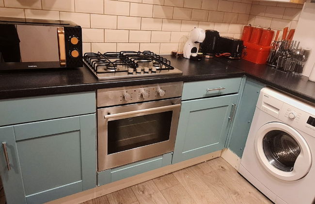 Charming 1-bed Apartment in Barnsley - Photo 3