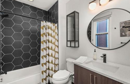 Walkable Rooftop Retreat 2BR, Workspace & BBQ - Foto 29