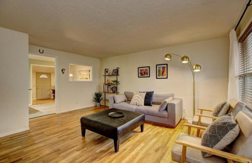 Sunset Home perfect for extended stays with fully fenced in yard, designated office, two living rooms, located across from Boise Foothills and close to Bogus Basin in Boise's North End - Photo 3